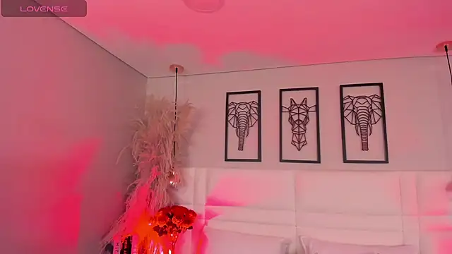 Rebeca jones online show from November 14, 2025, 12:31 pm