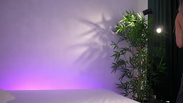 ArtTeasee online show from April 15, 2026, 5:46 am