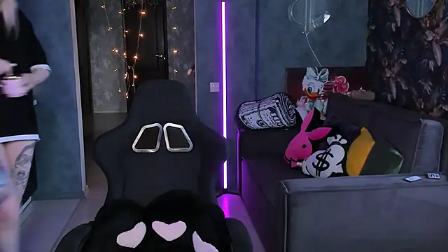 Blckmirrorr online show from April 17, 2026, 10:29 am