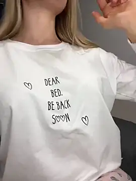 Snapshot of Miya_Nika chatting on March 3, 2025, 11:35 pm Miya Nika online show from March 3, 2025, 11:35 pm