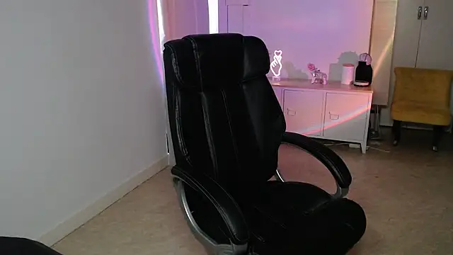 Snapshot of Crystal-dreamt chatting on November 5, 2025, 1:25 pm Crystal-dreamt online show from November 5, 2025, 1:25 pm