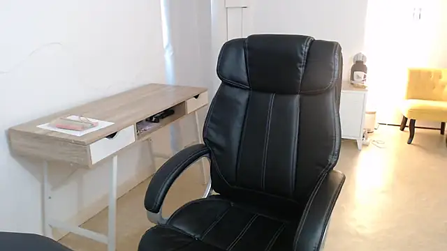 Crystal-dreamt online show from September 21, 2025, 2:44 pm