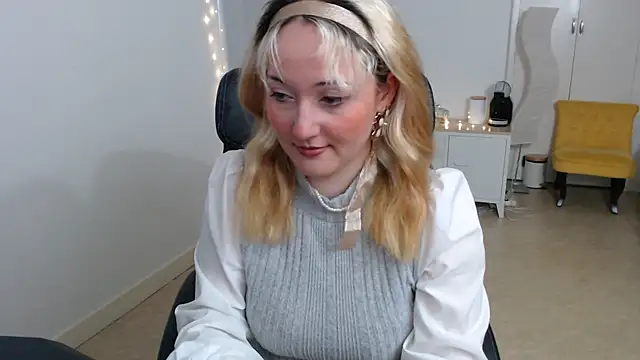 Crystal-dreamt online show from October 1, 2025, 12:31 pm