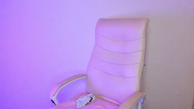 Snapshot of yoouna08 chatting on December 19, 2024, 4:13 am yoouna08 online show from December 19, 2024, 4:13 am