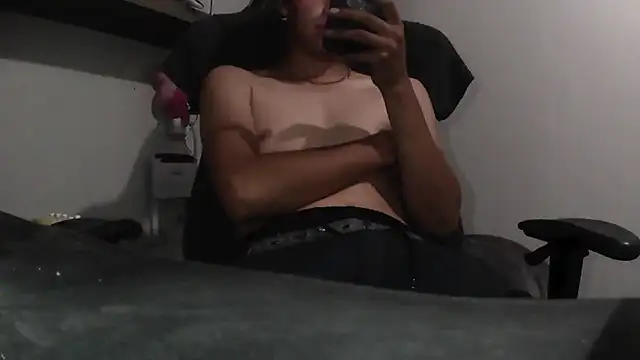 Snapshot of adri_uwu chatting on October 6, 2025, 2:02 am adri uwu online show from October 6, 2025, 2:02 am