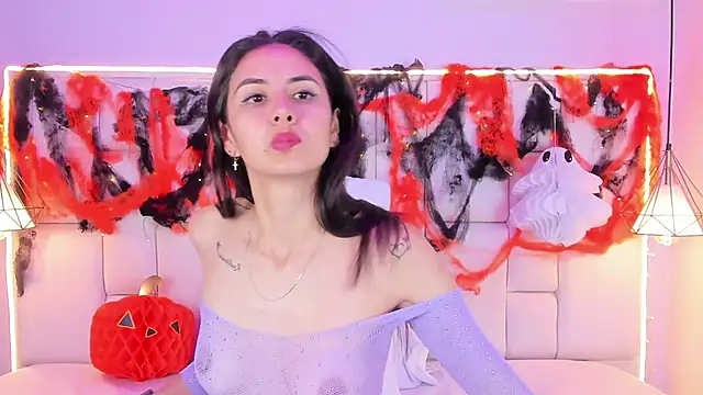 Snapshot of SarahSophia_ chatting on October 22, 2025, 11:31 am SarahSophia online show from October 22, 2025, 11:31 am