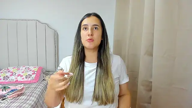 Snapshot of Hanna86 chatting on November 18, 2025, 8:45 pm Hanna86 online show from November 18, 2025, 8:45 pm