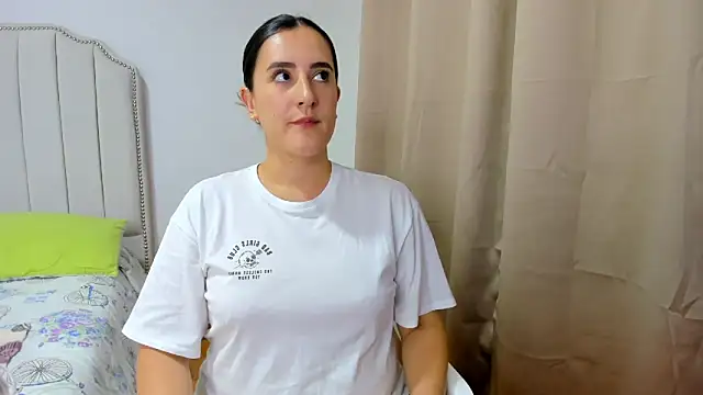 Snapshot of Hanna86 chatting on October 30, 2025, 12:42 am Hanna86 online show from October 30, 2025, 12:42 am