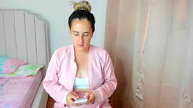 Snapshot of Hanna86 chatting on September 11, 2025, 12:05 pm Hanna86 online show from September 11, 2025, 12:05 pm