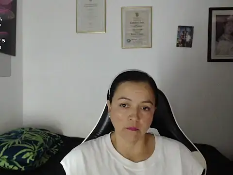 Snapshot of katty_lorens chatting on June 7, 2026, 1:55 am katty lorens online show from June 7, 2026, 1:55 am