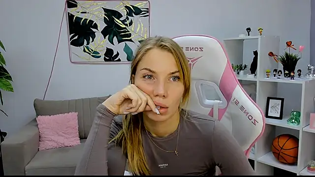 Snapshot of EvaOrion chatting on March 12, 2025, 6:43 pm EvaOrion online show from March 12, 2025, 6:43 pm