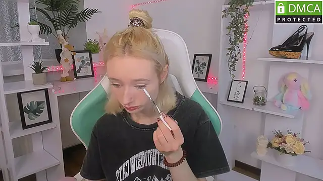 Katia Kim online show from October 23, 2025, 5:50 am