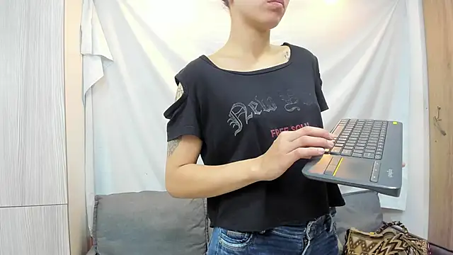 Snapshot of Mhelanny2 chatting on February 13, 2026, 6:19 pm Mhelanny2 online show from February 13, 2026, 6:19 pm