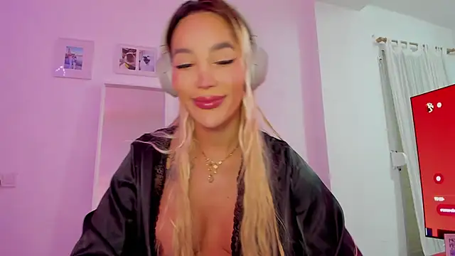 Snapshot of _viioletweekend_ chatting on December 5, 2025, 7:01 pm viioletweekend online show from December 5, 2025, 7:01 pm