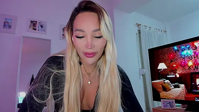 Snapshot of _viioletweekend_ chatting on December 16, 2025, 8:46 pm viioletweekend online show from December 16, 2025, 8:46 pm