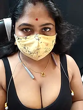 Sophiaboudi online show from October 8, 2025, 5:35 pm