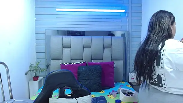 evelin zaens online show from April 10, 2026, 6:09 am