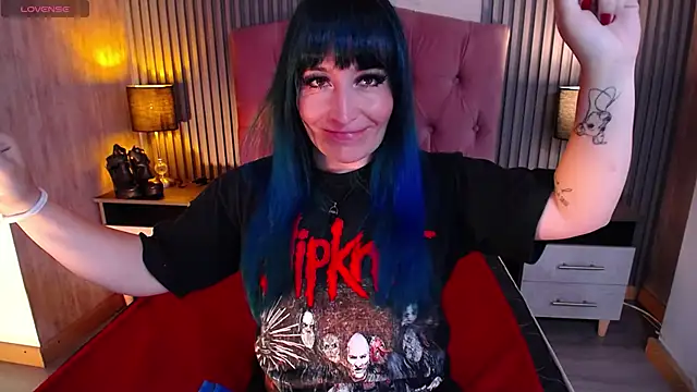 Snapshot of alicia_moom chatting on May 1, 2026, 8:03 pm alicia moom online show from May 1, 2026, 8:03 pm