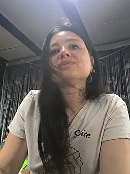 KikiXRed online show from May 25, 2026, 1:43 pm
