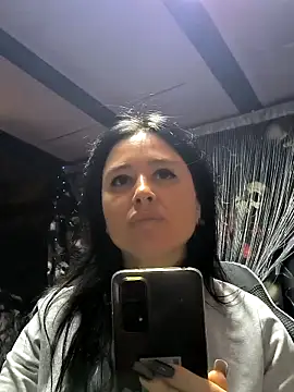 Snapshot of KikiXRed chatting on November 18, 2025, 6:00 pm KikiXRed online show from November 18, 2025, 6:00 pm