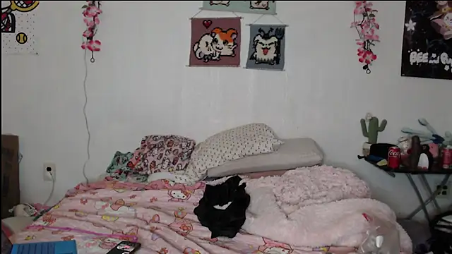 Snapshot of Cupcakecutie449 chatting on April 8, 2026, 1:56 pm Cupcakecutie449 online show from April 8, 2026, 1:56 pm