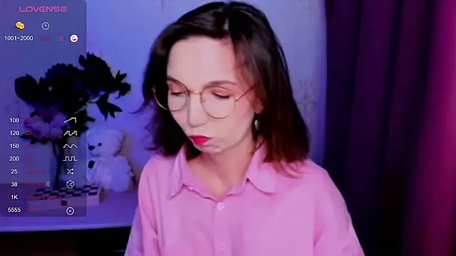 KindHazelHere  online show from April 15, 2026, 8:09 pm