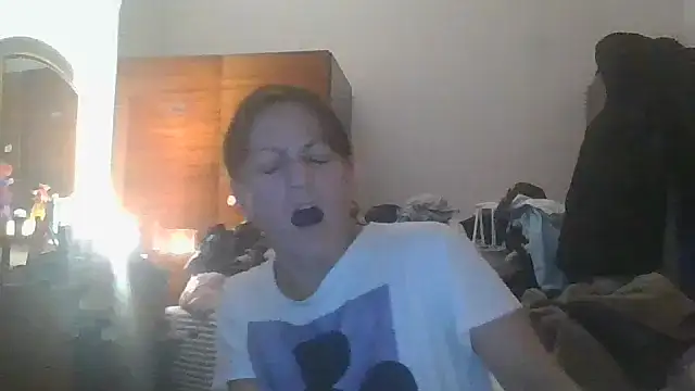 ShawnaAdams online show from October 31, 2025, 7:54 pm