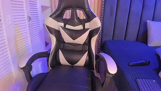 ashlye miller  online show from March 31, 2026, 4:36 am