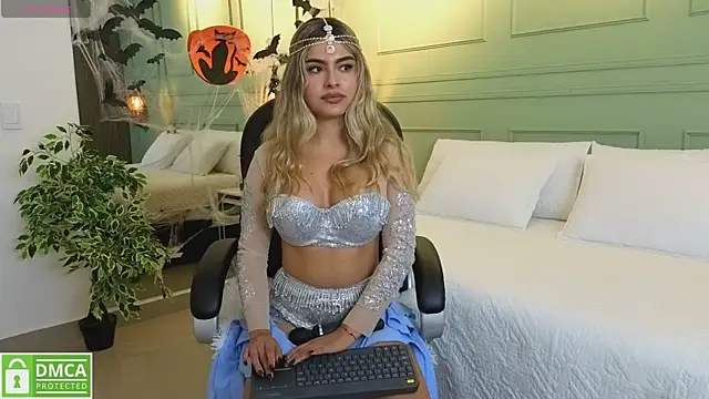 kataliina   online show from October 31, 2025, 12:02 pm