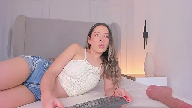 chloe d online show from November 3, 2025, 2:09 pm