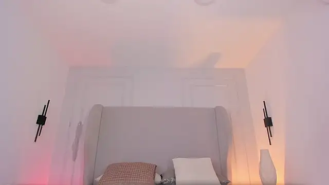 chloe d online show from December 19, 2025, 1:02 pm