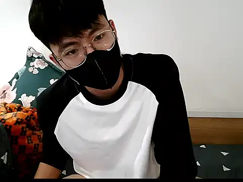 Gwencloudy online show from October 4, 2025, 2:35 am