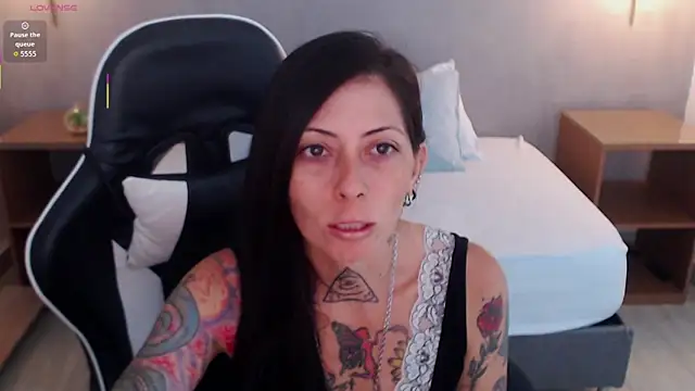 Snapshot of dark_gotica chatting on December 22, 2025, 12:27 pm dark gotica online show from December 22, 2025, 12:27 pm