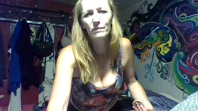 Snapshot of 4EyedSluttyGinger chatting on September 8, 2025, 8:41 pm 4EyedSluttyGinger online show from September 8, 2025, 8:41 pm