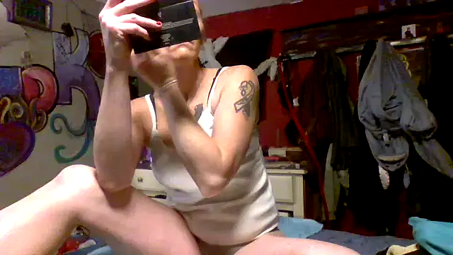 Snapshot of 4EyedSluttyGinger chatting on February 23, 2025, 6:34 pm 4EyedSluttyGinger online show from February 23, 2025, 6:34 pm