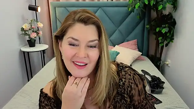 Snapshot of Adele_Russo chatting on November 18, 2025, 5:05 pm Adele Russo online show from November 18, 2025, 5:05 pm