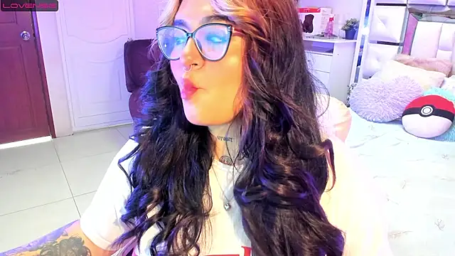 chloe bonnet online show from December 7, 2024, 5:59 pm