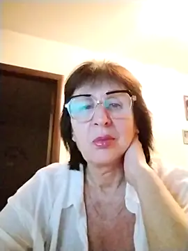 Snapshot of AlbinaXPretty chatting on November 16, 2025, 8:24 pm AlbinaXPretty online show from November 16, 2025, 8:24 pm