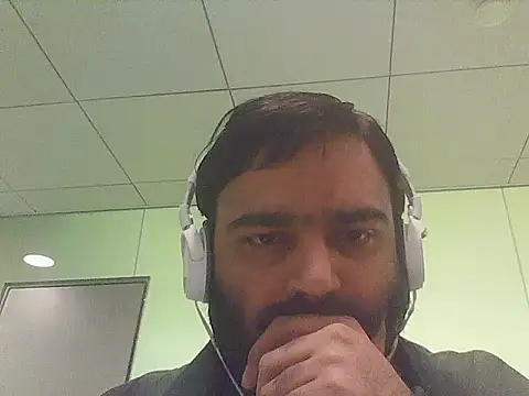 Snapshot of JohnBond009 chatting on May 18, 2026, 9:03 am JohnBond009 online show from May 18, 2026, 9:03 am