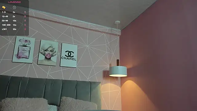 dolly zoe online show from November 18, 2025, 4:05 am