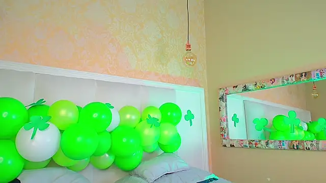 Snapshot of MichaelaCox chatting on March 18, 2025, 1:57 am MichaelaCox online show from March 18, 2025, 1:57 am