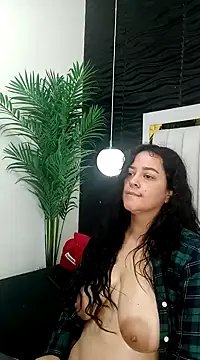 Snapshot of lucia_vonne_ chatting on January 13, 2025, 2:42 pm lucia vonne online show from January 13, 2025, 2:42 pm