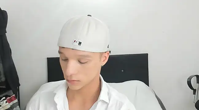 angelcortes online show from December 24, 2024, 10:55 am