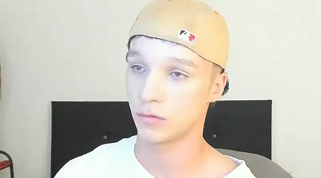 angelcortes online show from December 18, 2024, 10:46 pm