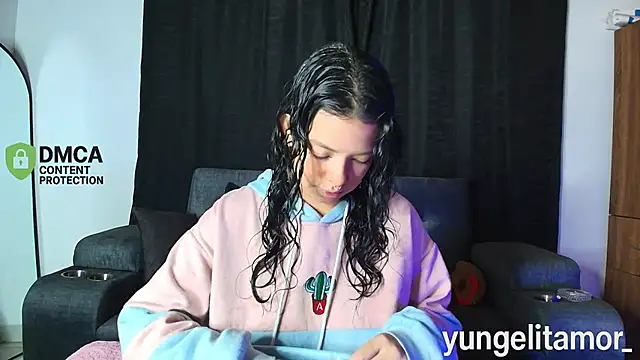 Snapshot of yungelitamor_ chatting on October 15, 2025, 5:17 am yungelitamor online show from October 15, 2025, 5:17 am