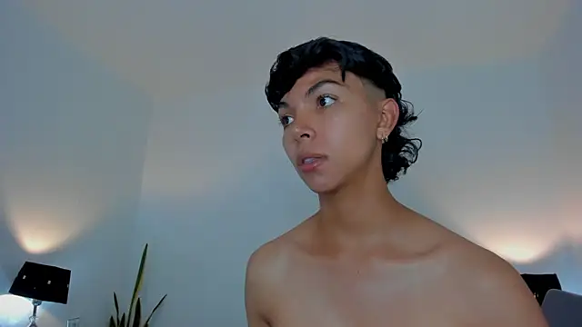 Snapshot of xhenisa_ chatting on March 2, 2026, 6:15 pm xhenisa online show from March 2, 2026, 6:15 pm