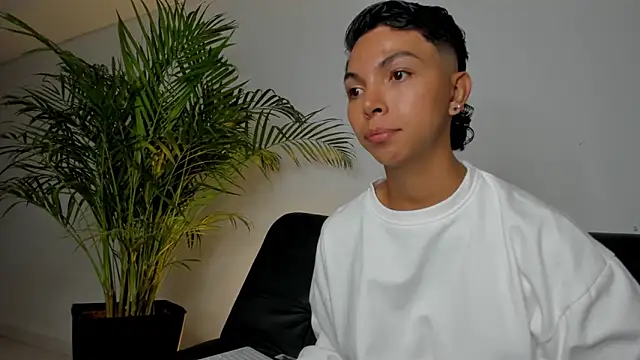 Snapshot of xhenisa_ chatting on February 1, 2026, 9:46 pm xhenisa online show from February 1, 2026, 9:46 pm