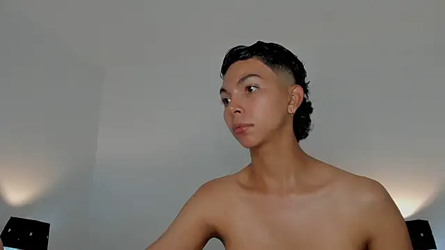 Snapshot of xhenisa_ chatting on January 8, 2026, 8:37 pm xhenisa online show from January 8, 2026, 8:37 pm