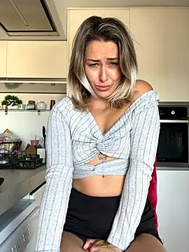 Snapshot of petrouchkaaa_ chatting on November 6, 2025, 9:57 am petrouchkaaa online show from November 6, 2025, 9:57 am