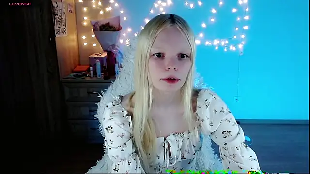 Snapshot of Emily_Nyaffee chatting on March 22, 2025, 10:48 pm Emily Nyaffee online show from March 22, 2025, 10:48 pm